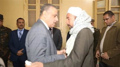  محافظ سوهاج يؤدي واجب العزاء لأسرة شهيد الألغام بسيناء