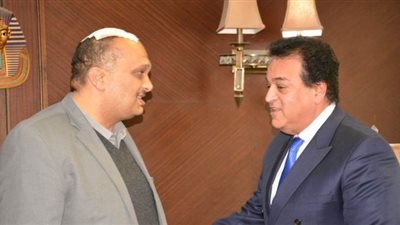 وزير التعليم العالي يزور أستاذ جامعة الإسكندرية المعتدى عليه