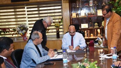 محافظ أسوان: طرح مشروع تطوير 20 كيلو من الطريق الصحراوي الغربي