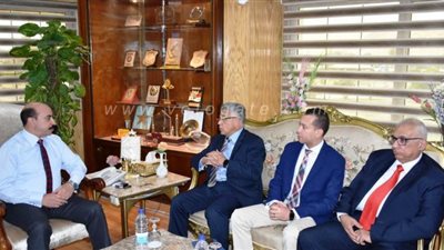 محافظ أسوان يلتقي رئيس هيئة الرقابة والاعتماد لمتابعة مشروع التأمين الصحي الشامل