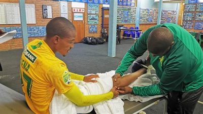 إصابة مفزعة لنجم صن داونز وغيابه عن مباراتي الأهلي | فيديو