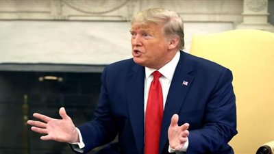 ترامب يدافع عن قراره بإقالة ضابط وسفير شهدا ضده