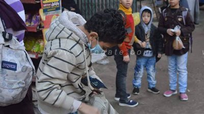 تخوفا من الكورونا.. ارتداء طلاب كمامات طبية بأول أيام الدراسة