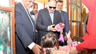 محافظ أسيوط يتفقد المدارس في أول أيام الترم الثاني ويكلف بالاهتمام بالنظافة | صور
