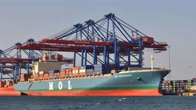 تداول 445 شاحنة و52 سيارة بموانئ البحر الأحمر