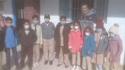 كمامات طبية لطلاب مدرسة ابتدائية في مرسى مطروح للوقاية من كورونا