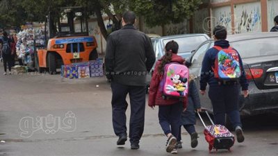 رغم الخوف من كورونا.. التلاميذ تعود للدراسة بارتداء الكمامات الطبية.. و