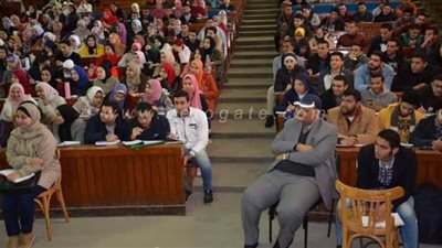 اتحاد طلاب الإسكندرية يكرم أستاذا جامعيا اعتدى عليه طالب بـ