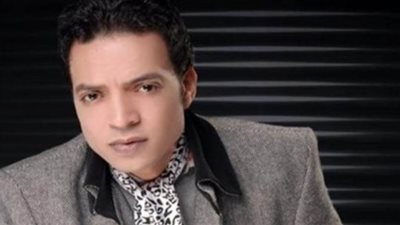 طارق الشيخ يصل مطار القاهرة قادماً من دبي لتشييع جنازة والده