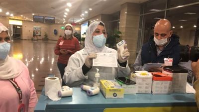 مطار القاهرة يعزل 7 مصريين وسودانيًّا بسبب الحمى الصفراء