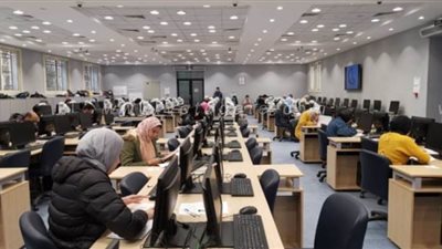 240 طالبا يؤدون امتحان 