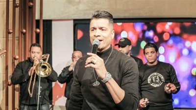 طفلة ترقص على أغنية 