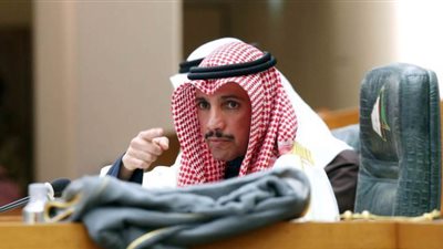 رئيس مجلس الأمة الكويتي يلقي نسخة صفقة القرن في القمامة| فيديو
