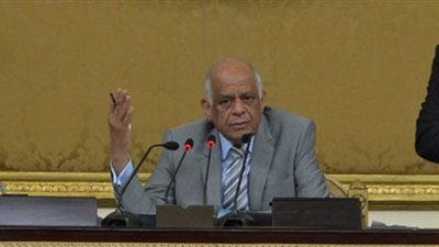 نائب يهدد بالاستقالة.. وعبد العال محاولا تهدئته: 