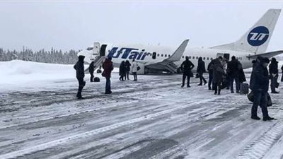 تحطم طائرة ركاب أثناء الهبوط على مدرج جليدي في روسيا| فيديو وصور