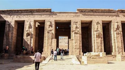 زوار معابد الأقصر يلتقطون الصور التذكارية مع وزير الآثار