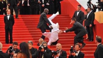 سقوط النجم العالمي جيسون درولو في حفل الأوسكار 2020