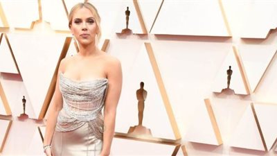سكارليت تبهر الحضور بإطلالة ذهبية في حفل الأوسكار (صور)