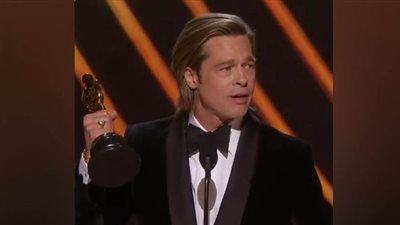 براد بيت يهدي جائزة الأوسكار إلى أطفاله (فيديو)