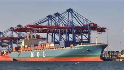 تداول 251 شاحنة و10 سيارات بموانئ البحر الأحمر