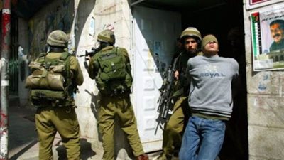 سلطات الاحتلال تقتحم منازل أسرى مقدسيين وتصادر أموالا وممتلكات
