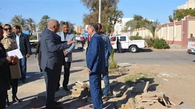 محافظ الوادى الجديد يتفقد أعمال تطوير شارع بنك مصر