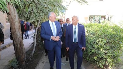 القصير يزور إدارة حماية الأراضي ويوجه بحسن معاملة المواطنين وتحديث مكاتب الموظفين