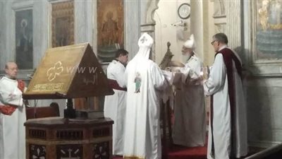 أقباط الإسكندرية يصلون ثلاثة قداسات لصوم اليونان | صور