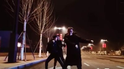 مصري يحارب كورونا في الصين بالرقص على أنغام 