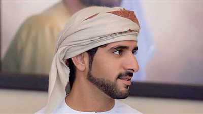 نائب حاكم دبي ينادي الإبل بأسمائها فتقبله في وجهه | فيديو