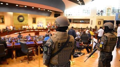 رئيس السلفادور يجبر النواب على التصويت لصالح قرض عسكري تحت تهديد السلاح | فيديو