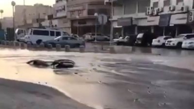 حفرة غامضة تبتلع سيارة وقائدها في أحد شوارع السعودية