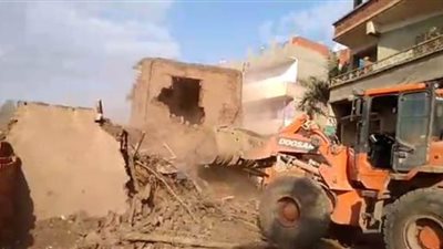 إزالة مبنى مقام على أرض أملاك الدولة بـ