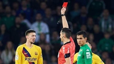 إيقاف حكم مباراة برشلونة وريال بيتيس بالدوري الإسباني