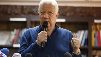 مرتضى منصور يستعرض مهاراته في السلة وكرة اليد | فيديو