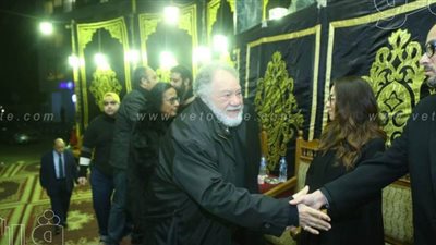 نجوم الفن والسياسة في عزاء لينين الرملي بمسجد عمر مكرم| صور