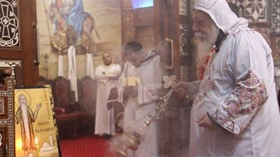 الأنبا ديمتريوس يصلي قداس صوم يونان بالكنيسة المرقسية بملوي
