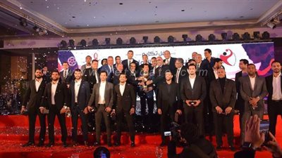 وزير الرياضة يلتقط صورا تذكارية مع منتخب كرة اليد | صور