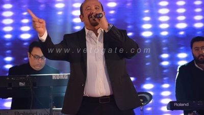 هشام عباس يشعل حفل تكريم منتخب اليد بأغنية 