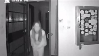 امرأة صينية تبصق على مقابض أبواب جيرانها بعد الاشتباه بإصابتها بـ 