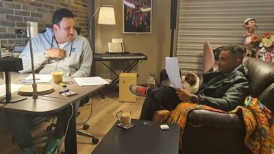 أكرم حسني وأحمد فهمي في كواليس “تيمون وبومبا” | صورة