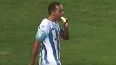 لاعب يأكل موزة أثناء تنفيذ ضربة حرة في الدوري الأرجنتيني | فيديو