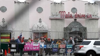 مؤيدو ترامب يتظاهرون أمام حفل الأوسكار 2020