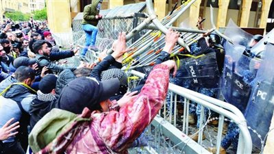 مواجهات قرب البرلمان اللبناني بين محتجين وقوات الأمن