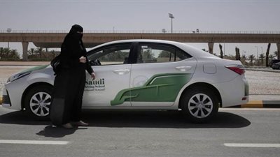 القبض على فتاة سعودية بسبب التفحيط على كورنيش القطيف | فيديو