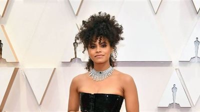 زازي بيتز تخطف الأنظار بإطلالة سوداء في حفل الأوسكار 2020 | صور