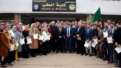 رئيس جامعة طنطا يكرم أوائل خريجي الدفعة 56 بكلية الطب