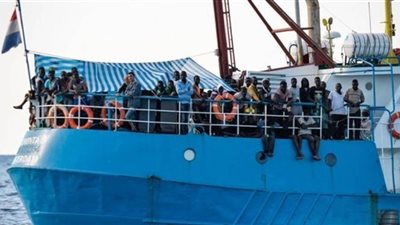 طاقم سفينة عالقة بإيطاليا لإغاثة اللاجئين يحصل على جائزة حقوق الإنسان