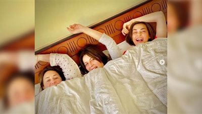 إنجي علي تثير الجدل بصور مع نجلاء بدر وداليا مصطفى