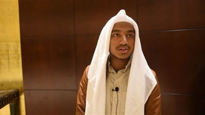 متسابق كندي في مسابقة الأوقاف العالمية: أحب تقليد الشيخ الشحات أنور| فيديو